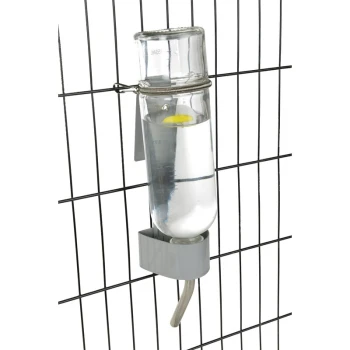Eine klare Wasserflasche, die an einem Drahtkäfig befestigt ist, mit einem gelben Deckel und einem grauen Halter, entworfen für die Hydration von Haustieren.