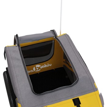 Eine Draufsicht auf eine Haustiertrage mit einem grauen Äußeren und gelben Akzenten, einem Reißverschluss und einem Netzfenster zur Belüftung.