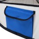 Nahaufnahme eines Haustiertransporters mit einer blauen Tasche auf einem weißen Stoffhintergrund, entworfen für Bequemlichkeit und Aufbewahrung.