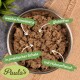 Schale mit krümeligem Nassfutter und Etiketten: 'weiche Konsistenz', 'glutenfrei', 'mit Hühnerfleisch' und 'Paula's'.