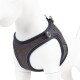 Graues Mesh-Hundegeschirr mit schwarzem Rand an weißem Mannequin, mit Metallringen und Pfotenknopf.