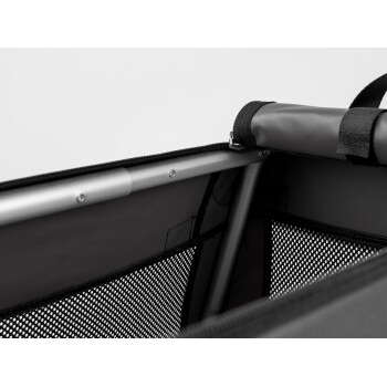 Nahaufnahme des Innenraums einer Haustiertrage, die einen stabilen Aluminiumrahmen, Netzfächer und einen Reißverschluss zeigt.