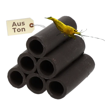 Stapel aus sechs schwarzen Keramikröhren mit einer gelben Aquariengarnele oben; beiger Anhänger mit der Aufschrift 'Aus Ton'