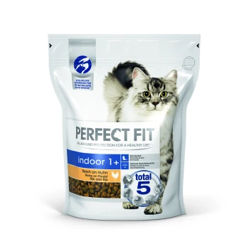 Katzenfuttertüte mit der Aufschrift "Perfect Fit Indoor 1+" und einem flauschigen Kätzchen auf der Vorderseite, mit Angaben zu Anti-Haarball und Gewichtskontrolle.