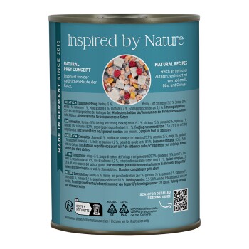 Puszka karmy dla kotów Inspired by Nature z koncepcją naturalnej zdobyczy, śledź i krewetki, wyprodukowana w Niemczech, kod QR z instrukcją żywienia.