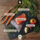 Lachsfilet mit Karotten, Apfel und Chia auf Schiefer; Beschriftungen: "Für Katzen", "96 % Bio-Lachs", "1 % Bio-Karotte" + BIO-Siegel.
