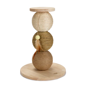 Kratzbaum für Katzen mit drei strukturierten, natürlichen Faserbällen und einem Feder-Spielzeug, auf einem runden Holzsockel.