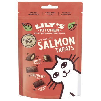 Lily's Kitchen Lachs-Leckerlis für Katzen, die eine verspielte Katze und den Text über natürliche Zutaten, getreidefrei und ohne Zuckerzusatz zeigen.
