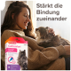 Eine Person in einem gemütlichen Pullover kuschelt mit einer flauschigen Katze, mit einer Box Beaphar CatComfort Beruhigungs-Tropfen im Vordergrund, die Stressabbau fördert.