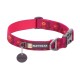 Ein lebhaft pinkfarbener Hundehalsband mit floralem Muster, ausgestattet mit einer schwarzen Schnalle und einem Anhänger, auf dem "RUFFWEAR" steht.