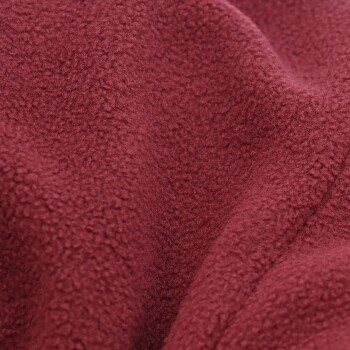 Nahaufnahme eines weichen, strukturierten burgunderfarbenen Fleece-Stoffs, ideal für Haustierdecken oder Kleidung.