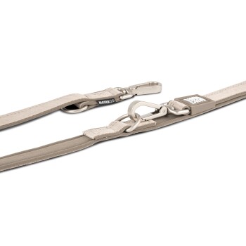 Beige Haustierleine mit Metallclips und einem Etikett mit der Aufschrift "MATRIX 2.0" auf weißem Hintergrund.