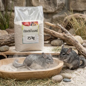 Ein graues Chinchilla sitzt neben einem Sack Chinchillasand mit der Aufschrift 'PANTO', vor einem leuchtend gelben Hintergrund. Der Sack wiegt 25 kg.