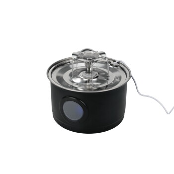Fontaine à eau pour animaux noire avec bec superposé en acier inoxydable, bouton LED rond sur la base et cordon d'alimentation blanc.