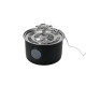 Fontaine à eau pour animaux noire avec bec superposé en acier inoxydable, bouton LED rond sur la base et cordon d'alimentation blanc.