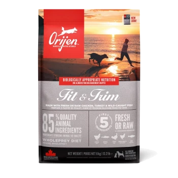 Sac de nourriture pour chiens Orijen "Fit & Trim" (6 kg) avec une scène de plage au coucher du soleil, mettant en avant 85% d'ingrédients d'origine animale et un régime alimentaire à proie entière.