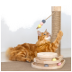 Eine flauschige orangefarbene Katze kratzt verspielt an einem hohen, mit Sisal bedeckten Kratzbaum mit bunten hängenden Bällen, neben hölzernen Spielgeschirr.