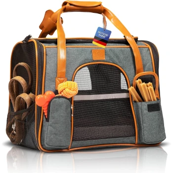 Eine stilvolle graue Haustiertrage mit orangefarbenen Akzenten, mit Netzpaneelen, einem Etikett mit der Aufschrift "DEUTSCHE MARKE" und Taschen für Spielzeug und Leckereien.