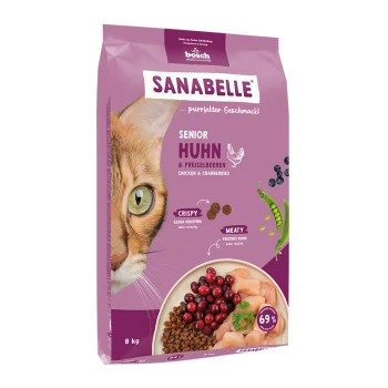 Hundefutterbeutel mit "Sanabelle Senior Huhn & Preiselbeeren" mit Huhn und Preiselbeeren, der knusprige und fleischige Texturen hervorhebt.