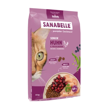 Hundefutterbeutel mit "Sanabelle Senior Huhn & Preiselbeeren" mit Huhn und Preiselbeeren, der knusprige und fleischige Texturen hervorhebt.