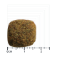 Nahaufnahme eines quadratischen Haustierfutterkibbles, strukturiert und braun, auf einem Messraster mit Zentimeter-Markierungen angezeigt.