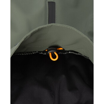 Innenansicht einer olivgrünen Haustierjacke mit schwarzem Futter, mit einer orangefarbenen elastischen Schlaufe und schwarzem Kunststoffkordelstopper.