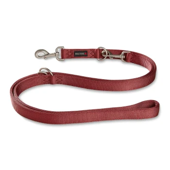 Rote verstellbare Hundeleine mit Metallclips und Ringen, beschriftet mit „Wolters“, auf weißem Hintergrund.