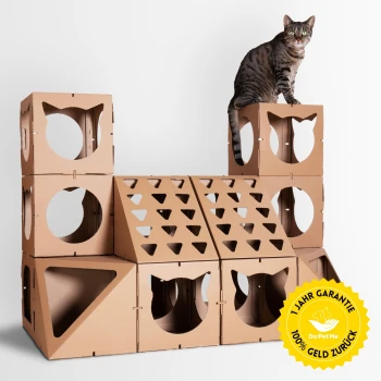 Katzenhaus The Royal Castle Eine verspielte Tabby-Katze sitzt auf einem mehrstöckigen Pappturm mit einem gelben Aufkleber, der "1 Jahr Garantie 100% Geld zurück" liest.