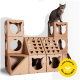 Eine verspielte Tabby-Katze sitzt auf einem mehrstöckigen Pappturm mit einem gelben Aufkleber, der "1 Jahr Garantie 100% Geld zurück" liest.
