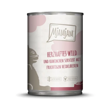 Mjamjam Katzenfutterdose mit einer Silhouette einer Katze, beschriftet mit "Herzhaftes Wild und Kaninchen serviert mit fruchtigen Heidelbeeren."