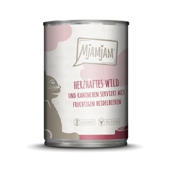 Mjamjam Katzenfutterdose mit einer Silhouette einer Katze, beschriftet mit "Herzhaftes Wild und Kaninchen serviert mit fruchtigen Heidelbeeren."