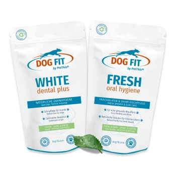 Zwei weiße Dog Fit by PreThis-Beutel mit den Aufschriften 'WHITE dental plus' und 'FRESH oral hygiene' mit einem grünen Blatt davor.