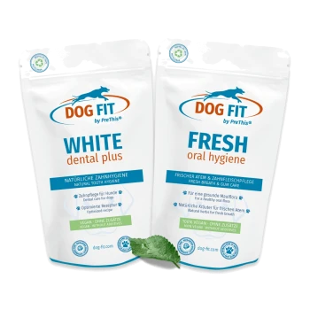 Zwei weiße Dog Fit by PreThis-Beutel mit den Aufschriften 'WHITE dental plus' und 'FRESH oral hygiene' mit einem grünen Blatt davor.