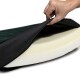 Eine Hand hebt den schwarzen Bezug eines Haustierbettes an und zeigt ein weiches weißes Schaumstoffinnere. Das Bett hat eine grüne Oberflächenfarbe.