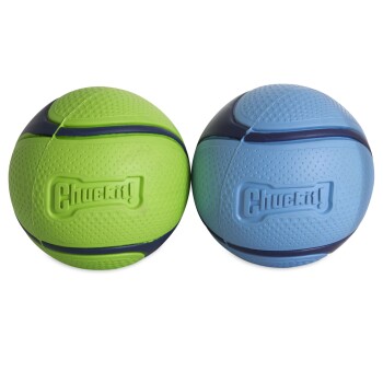 Dwie teksturowane gumowe piłki dla psów w kolorze zielonym i niebieskim z wytłoczonym logo „Chuckit!”.