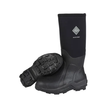 Schwarze Muck Arctic Sport Stiefel mit einer strukturierten Sohle, mit einem Logo an der Seite, ideal für Outdoor-Aktivitäten bei nassen Bedingungen.