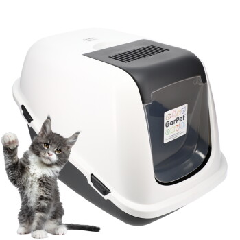 Weiß-graue geschlossene Katzentoilette mit transparenter Frontklappe und "GarPet"-Aufkleber, grau-weißes Kätzchen hebt die Pfote