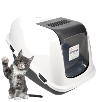 Weiß-graue geschlossene Katzentoilette mit transparenter Frontklappe und "GarPet"-Aufkleber, grau-weißes Kätzchen hebt die Pfote