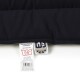 Dunkelblauer Hundebett-Eck mit einem Pflegeetikett, das Waschhinweise bei 95°C, das Markenlogo und Materialdetails zeigt.