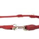 Rote Leder-Hundeleine mit silbernem Metallverschluss und Nähdetails, vor einem weißen Hintergrund präsentiert.