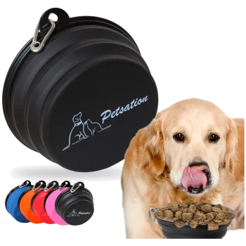 Schwarze zusammenklappbare Haustierschüssel mit "Petsation"-Logo, umgeben von bunten Schalen in Blau, Orange, Pink und Schwarz, mit Hundefutter davor.