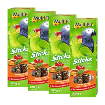 Quatre boîtes de Multifit Sticks pour perroquets, présentant des perroquets verts et bleus, étiquetées "légumes & miel" et "sans conservateurs." Chaque boîte contient 180g.