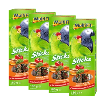 Quatre boîtes de Multifit Sticks pour perroquets, présentant des perroquets verts et bleus, étiquetées "légumes & miel" et "sans conservateurs." Chaque boîte contient 180g.