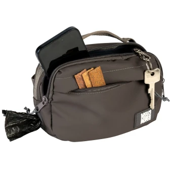 Braune Leckerli-Tasche für Haustiere mit Telefon, Hundekeksen, angebrachtem Schlüssel und schwarzem Kotbeutelspender.
