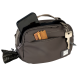Braune Leckerli-Tasche für Haustiere mit Telefon, Hundekeksen, angebrachtem Schlüssel und schwarzem Kotbeutelspender.