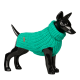 Eine schwarze Hundemannequin trägt einen hellen türkisfarbenen gestrickten Pullover mit hohem Kragen und zeigt ein stilvolles Design für Haustierbekleidung.