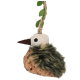 Hängendes, vogelähnliches Haustierspielzeug aus Kork und Stoff, mit einem braunen Schnabel, schwarzen Augen und grünen Filzblättern.