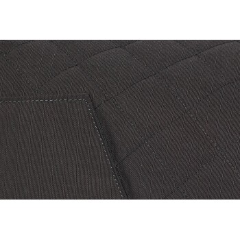 Nahaufnahme eines schwarzen, gesteppten Haustierbettstoffs, der ein strukturiertes Muster und eine Tasche mit kontrastierenden Nähten zeigt.