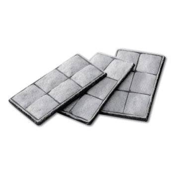Trois coussins de filtre à eau pour animaux rectangulaires empilés à différents angles, avec une surface en feutre gris et un motif en grille.