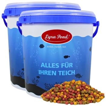 Zwei blau-lidige Eimer mit Lyra Pond Fischfutter mit dem Text "ALLES FÜR IHREN TEICH" und einem bunten Haufen von Fischpellets davor.